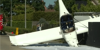 Hrozivá nehoda letadla, pilot se zapíchl čumákem přímo do chodníku. Jako zázrakem přežil