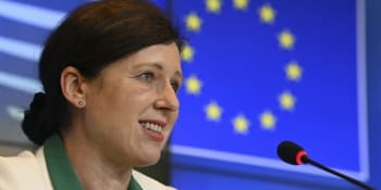 Eurokomisařka Jourová je jednou nohou na odchodu z ANO. Hnutí nemá kde brát, říká politolog