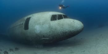 OBRAZEM: Respekt budil ve vzduchu, teď ikonický letoun fascinuje potápěče na dně moře