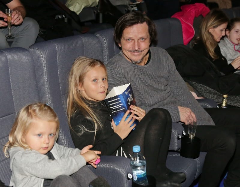 Michal Malátný s oběma dcerami v kině