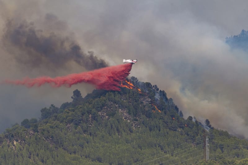 Španělští hasiči bojují s lesními požáry jak jen můžou.