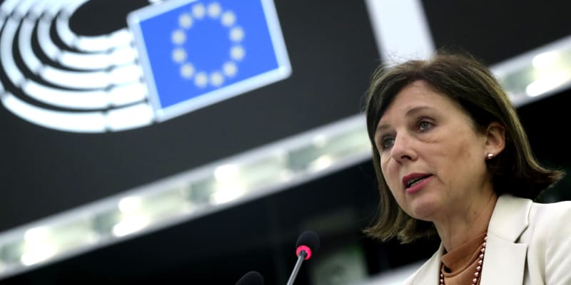 Místopředsedkyně Evropské komise a komisařka pro hodnoty a transparentnost Věra Jourová mluví při plenárním zasedání Evropského parlamentu ve Štrasburku v září 2021.