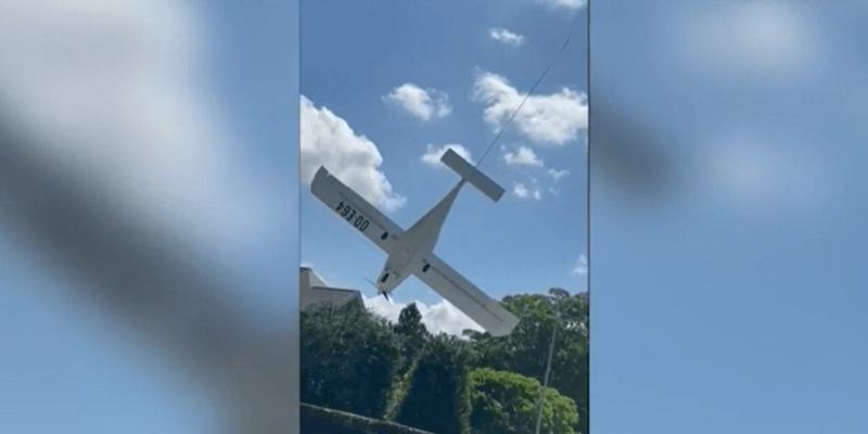 Podle policie pilot přežil díky záchrannému systému, který aktivoval padák