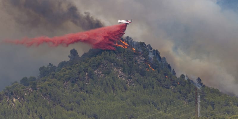 Španělští hasiči bojují s lesními požáry jak jen můžou.