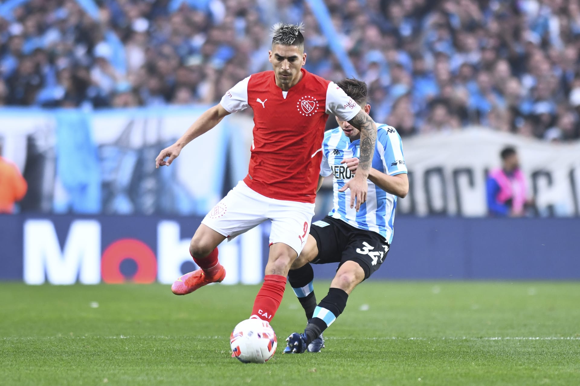 Jednatřicetiletá hvězda Independiente Leandro Fernandez dostala během zápasu s Racing Clubem rybou do hlavy. 