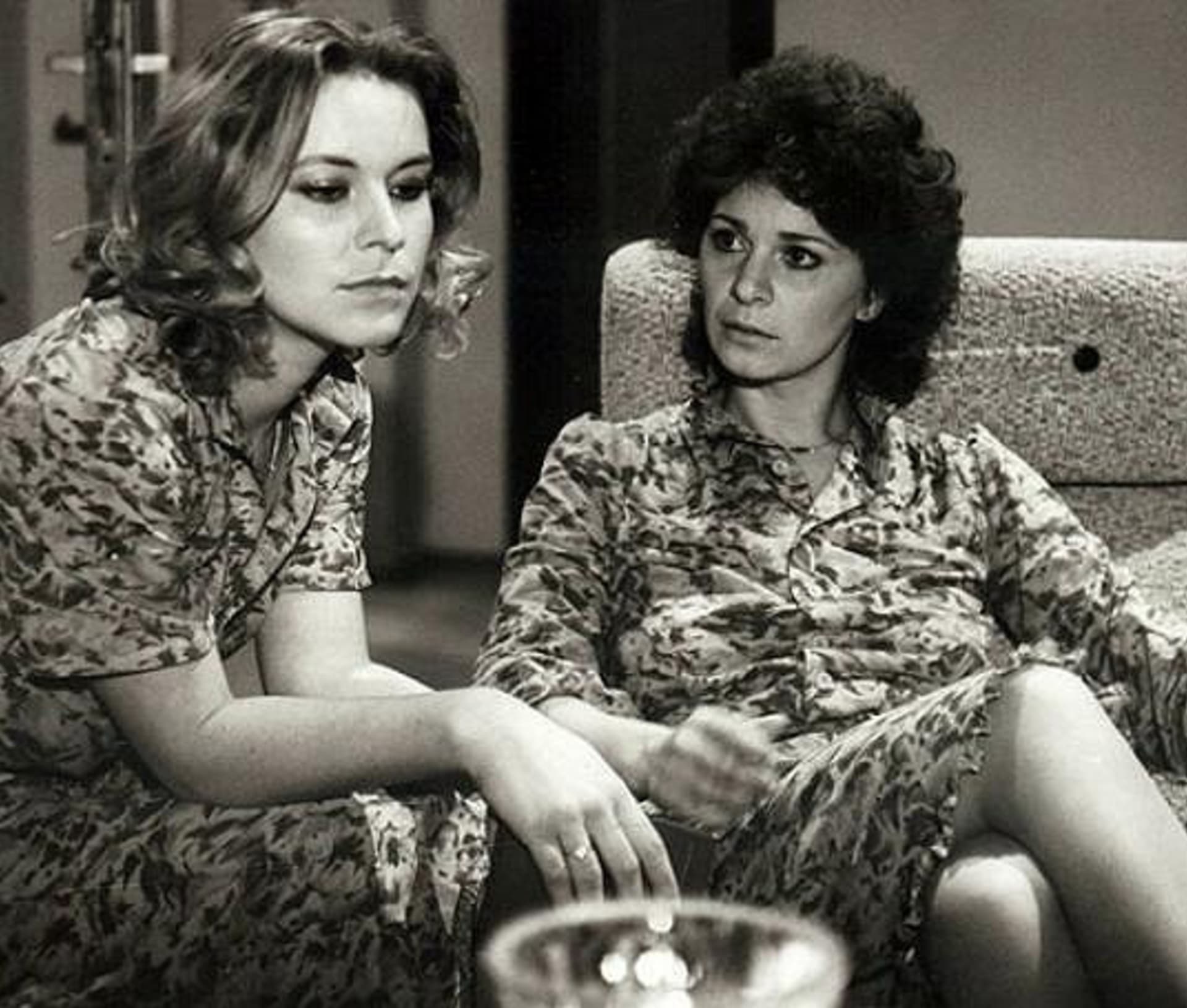 Ivona Krajčovičová s Kamilou Magálovou ve filmu Dom pod morušou, který byl natočen v roce 1984.