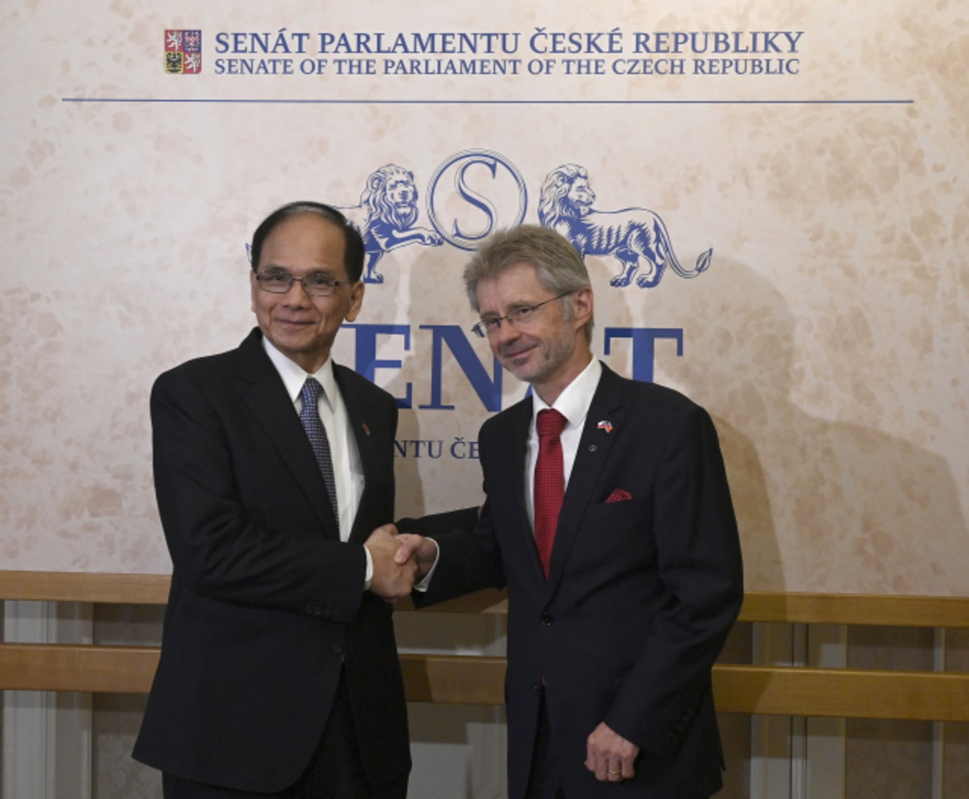 Předseda Senátu Miloš Vystrčil (vpravo) se sešel s předsedou tchajwanského parlamentu Jou Si-kchunem.