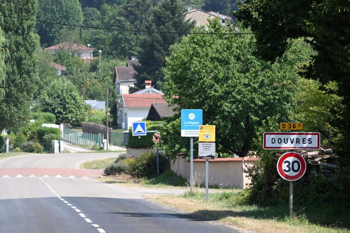 Francouzští četníci smrtelně zranili psychicky narušeného muže, který se zabarikádoval poté, co v úterý zabil pět členů své rodiny ve vesnici Douvres na východě Francie. 