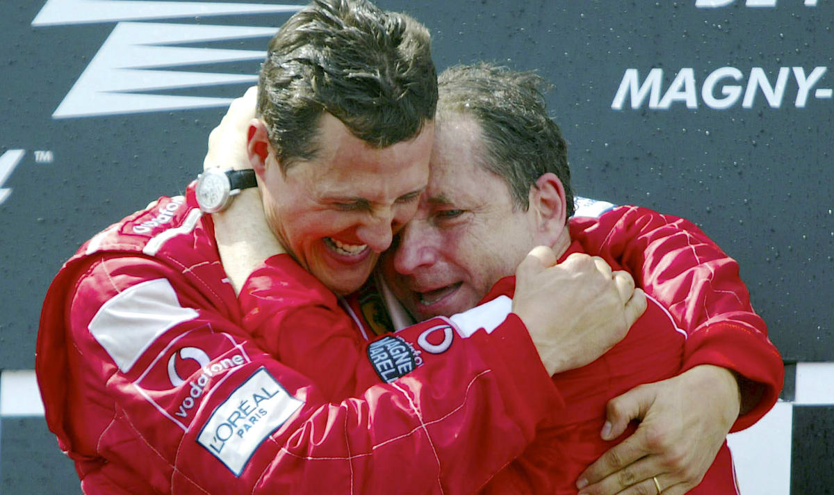 Německý pilot formule 1 Michael Schumacher (vlevo) a ředitel stáje Ferrari Jean Todt se radují ze zisku titulu mistra světa za rok 2002 ve francouzském Magny Cours. 