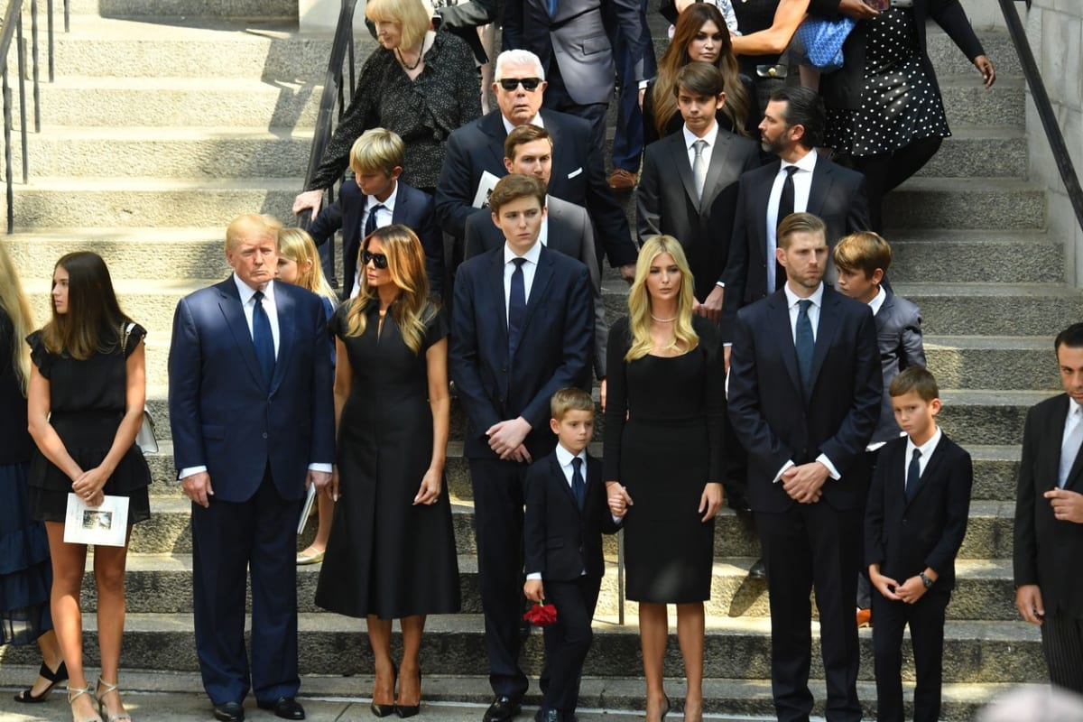 Na pohřeb Ivany Trumpové dorazily desítky smutečních hostů.