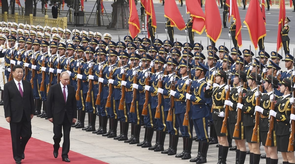 Čínský prezident Si Ťin-pching provází ruského Vladimira Putina (vpravo) při vojenském přivítání na Náměstí nebeského klidu v Pekingu. 