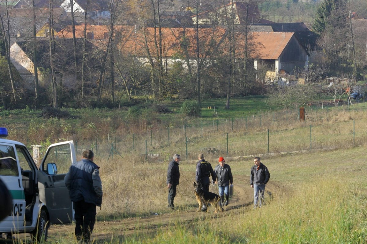 Policisté v okolí místa, kde došlo k přestřelce s uprchlým vězněm Pavlem Tauchenem. (2009)