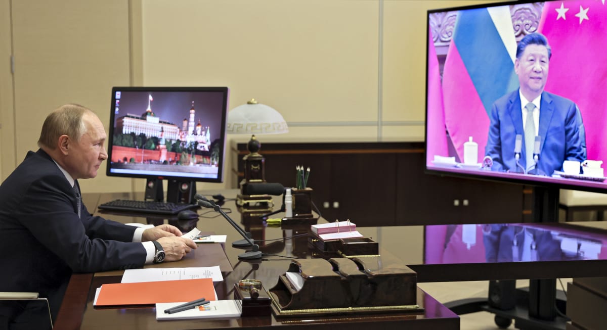 Ruský prezident Vladimir Putin při videotelefonátu s čínským Si Ťin-pchingem. 