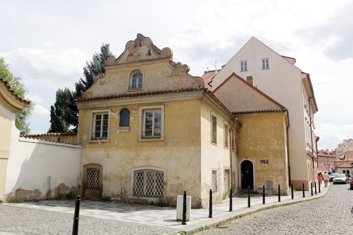 Slávka Budínová, rodačka z Ostravy, zakoupila v Praze na Malé Straně dům, v němž žila až do smrti.