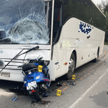 Srážka autobusu a skútru na Slovensku skončila tragédií.