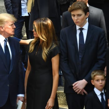 Na pohřeb bývalé manželky Ivany dorazil Donald Trump se svou současnou chotí Melanií. 