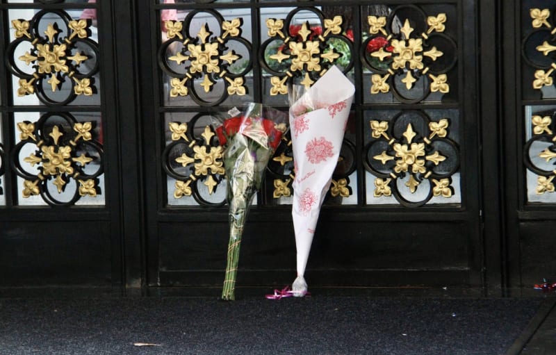 Před dům od soboty nosí lidé květiny na památku zesnulé Ivany Trumpové.