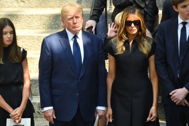 Na pohřeb bývalé manželky Ivany dorazil Donald Trump se svou současnou chotí Melanií. Vlevo vnučka Kai. 