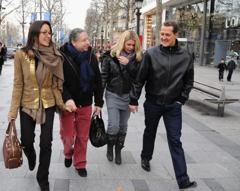 Německý pilot formule 1 Michael Schumacher (vpravo) kráčí se svou manželkou Corinnou, bývalým ředitelem stáje Ferrari Jeanem Todtem a jeho partnerkou Michelle Yeohovou po pařížské ulici Champs Elyseés na premiéru filmu Asterix na olympijských hrách. Snímek je ze 14. ledna 2008.