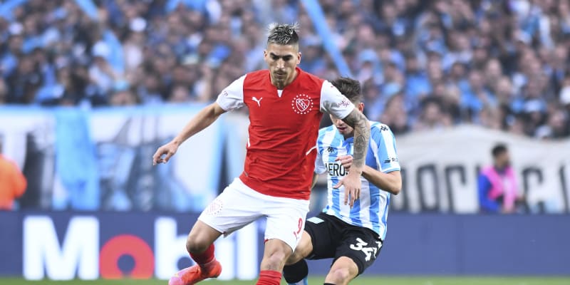 Jednatřicetiletá hvězda Independiente Leandro Fernandez dostala během zápasu s Racing Clubem rybou do hlavy. 