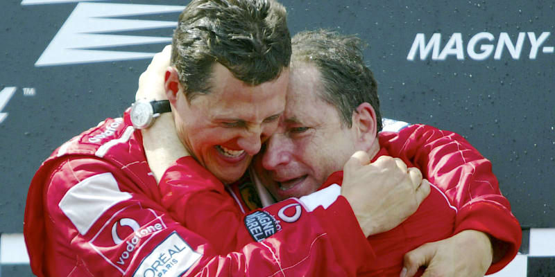 Německý pilot formule 1 Michael Schumacher (vlevo) a ředitel stáje Ferrari Jean Todt se radují ze zisku titulu mistra světa za rok 2002 ve francouzském Magny Cours. 