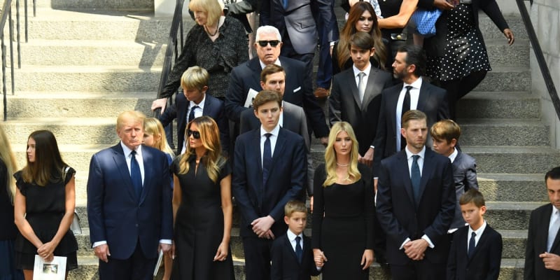 Na pohřeb Ivany Trumpové dorazily desítky smutečních hostů.