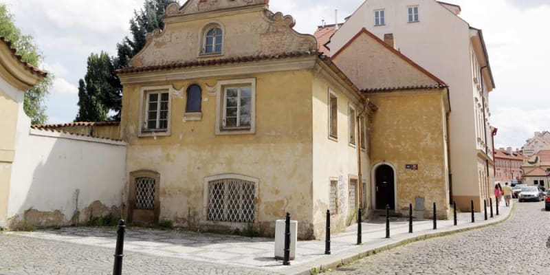 Slávka Budínová, rodačka z Ostravy, zakoupila v Praze na Malé Straně dům, v němž žila až do smrti.