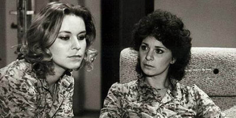 Ivona Krajčovičová s Kamilou Magálovou ve filmu Dom pod morušou, který byl natočen v roce 1984.