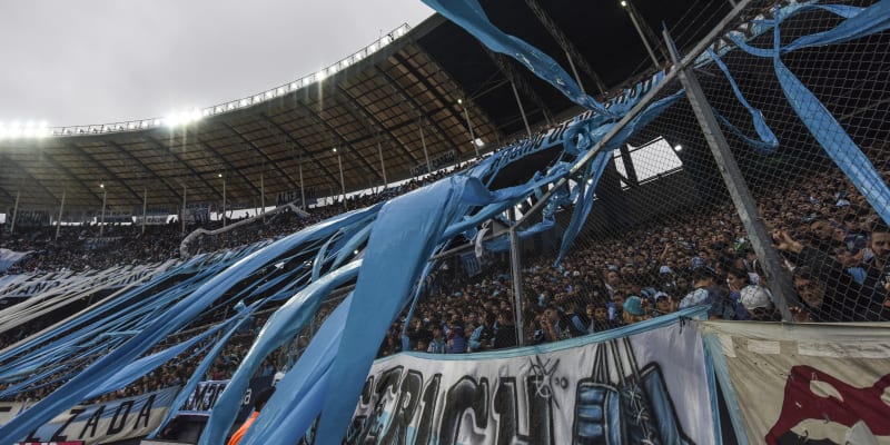 Fanoušci argentinského Racing Clubu v derby proti Independiente