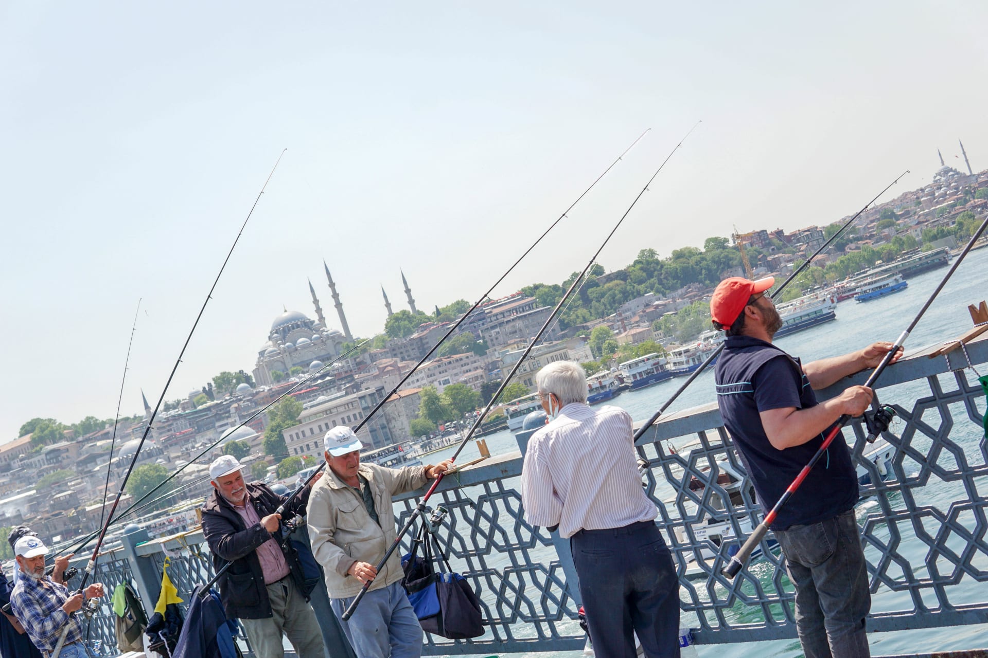 Rybaření na lodi? Některým obyvatelům Istanbulu stačí si nahodit pruty přímo na historickém Galatském mostě nad zálivem Zlatý roh.