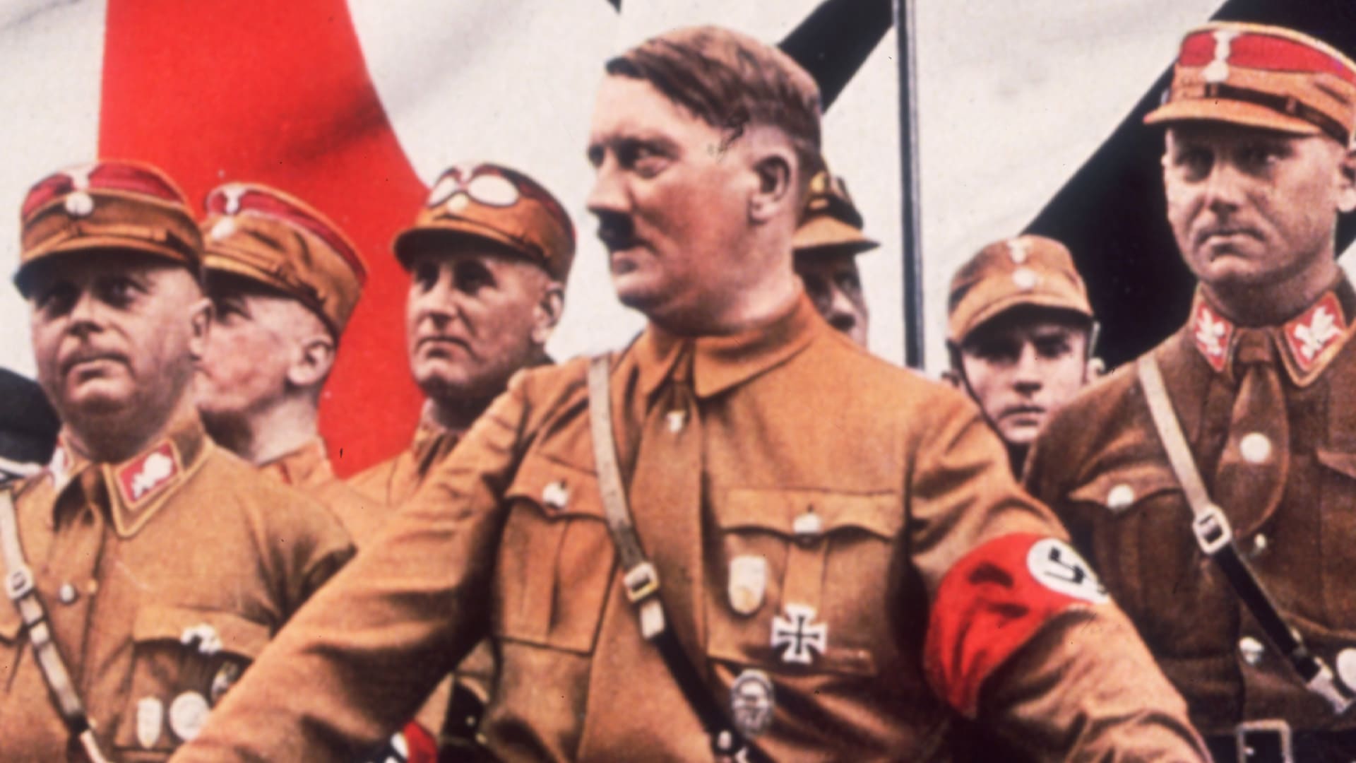 Adolf Hitler s hnědými košilemi rád spolupracoval