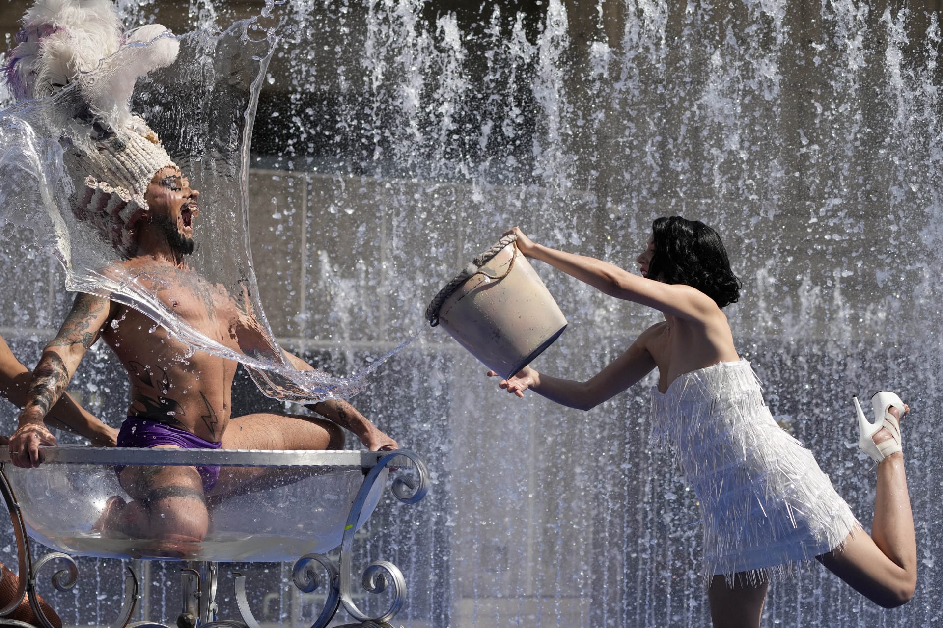 Australský kabaret se osvěžuje v londýnské fontáně (19. července 2022)