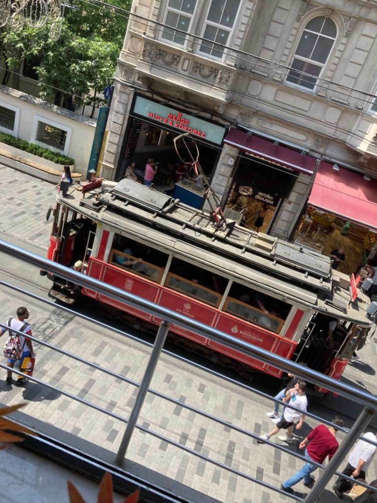 Lákadlem Istanbulu je i projížďka historickou tramvají po nákupní ulici stiklal Caddesi.