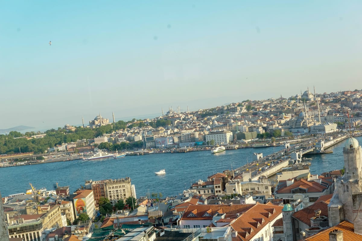 Výhled na zátoku Zlatý roh v historické oblasti Istanbulu přímo z Galatské věže.
