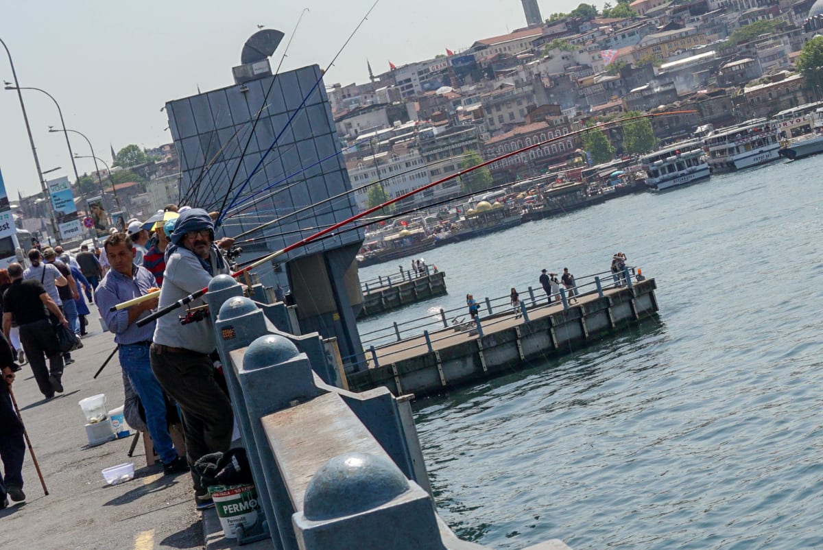Rybaření na lodi? Některým obyvatelům Istanbulu stačí si nahodit pruty přímo na historickém Galatském mostě nad zálivem Zlatý roh.