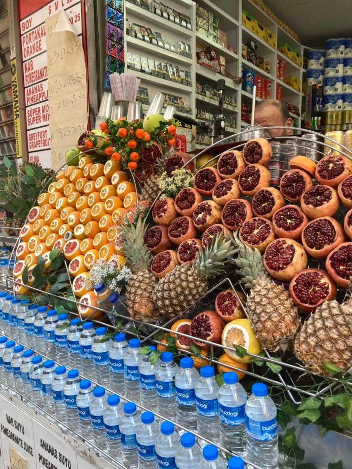 Prodejci v Istanbulu na mnoha místech nabízí čerstvě vymačkanou šťávu z různých druhů ovoce.