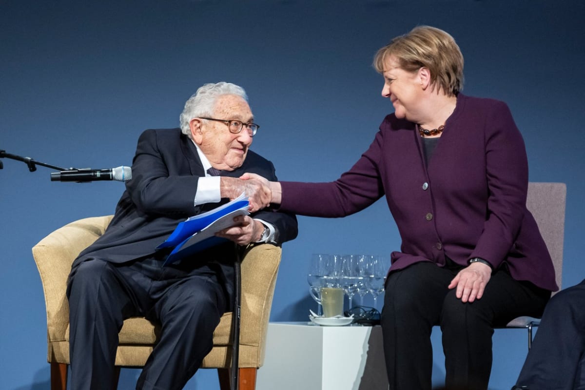Někdejší americký ministr zahraničí Henry Kissinger s bývalou německou kancléřkou Angelou Merkelovou