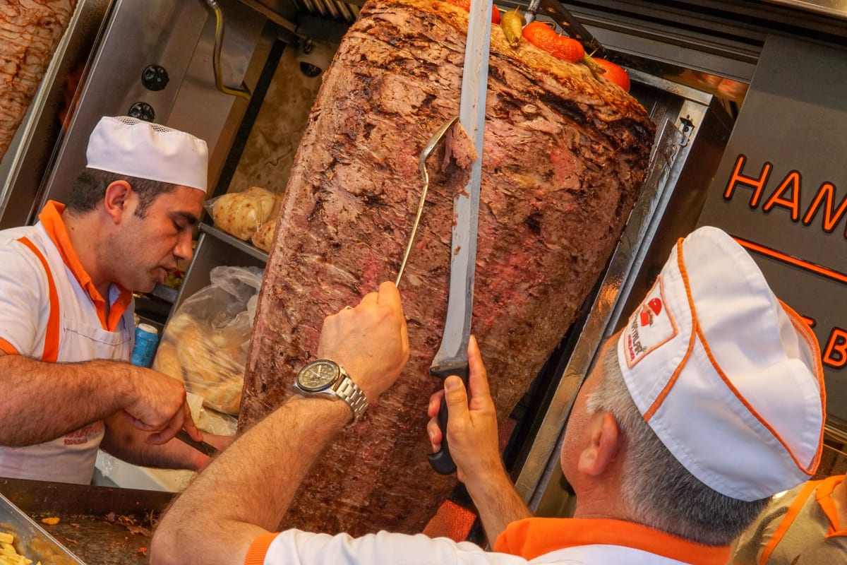 Zajít si na tradiční turecký kebab by mělo být povinností. Chutná skvěle a zaplatíte za něj podstatně méně, než v Česku. A to i v centru Istanbulu.