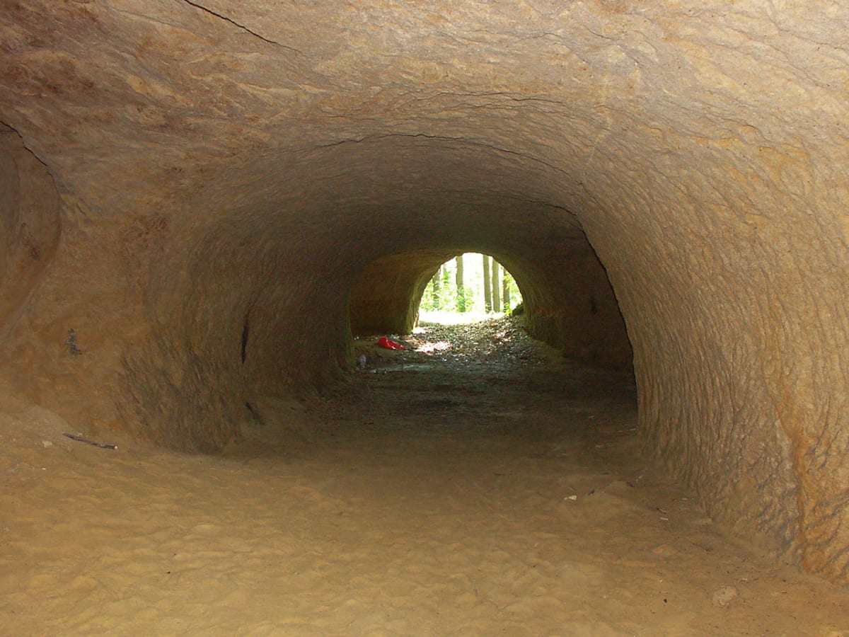 Jeskyně vytvořená při těžbě písku a pískovce