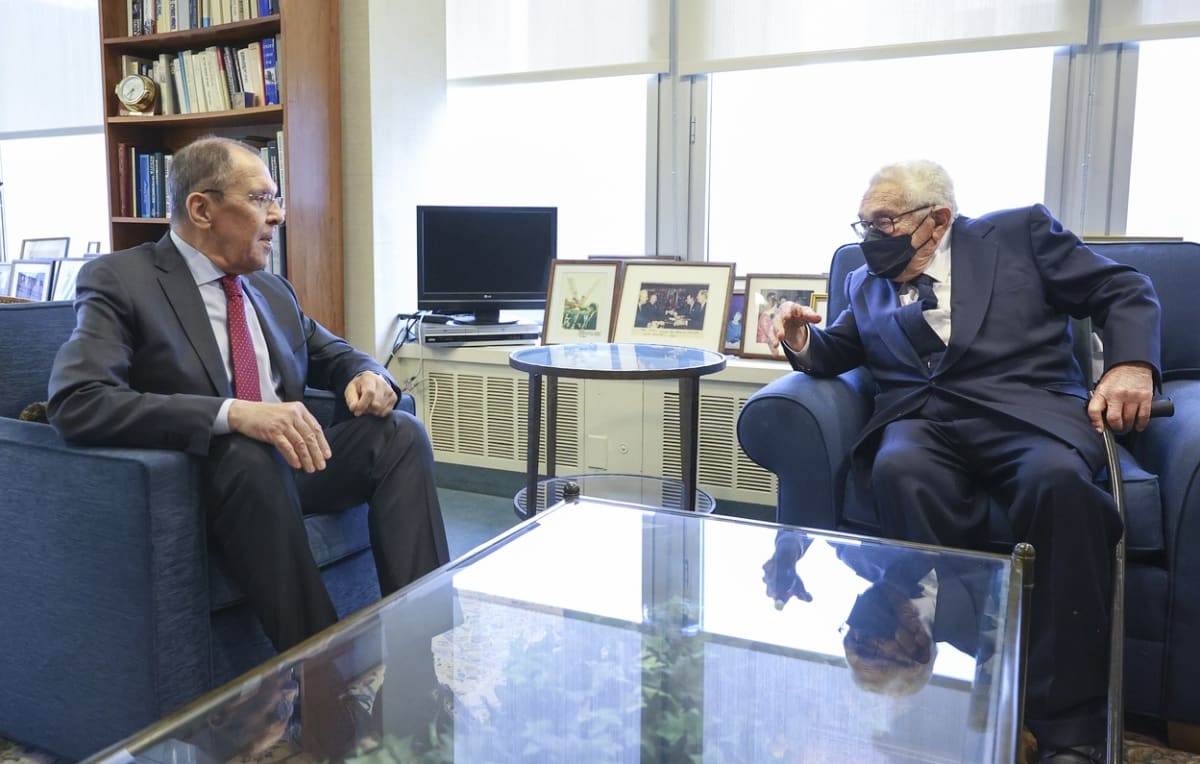 Někdejší americký ministr zahraničí Henry Kissinger s ruským ministrem zahraničí Sergejem Lavrovem