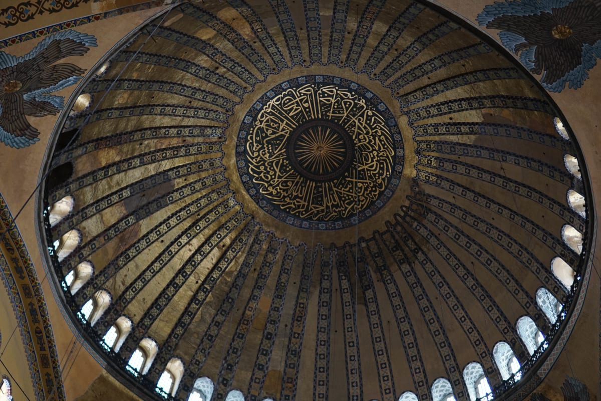 Byl z ní křesťanský chrám, pak muzeum a dnes mešita. Návštěva Hagii Sofii by však cestovatelům neměla uniknout.