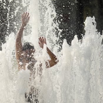 Obyvatelé Berlína hledají osvěžení ve fontáně (19. červenec 2022)