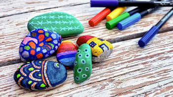 Tipy na letní tvoření pro děti. Malujte na kamínky a vytvořte si barevné šperky 
