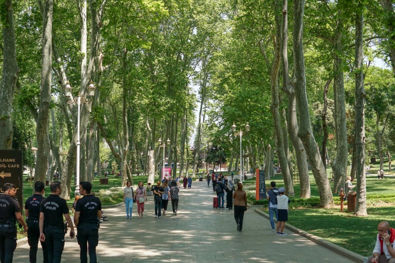 Na klidnou procházku vyráží obyvatelé Istanbulu do místního parku Gülhane.