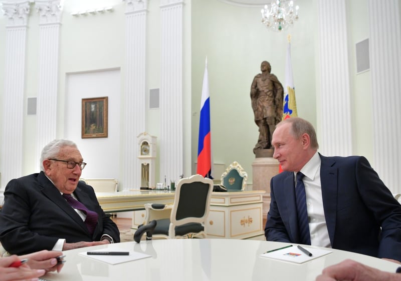 Někdejší americký ministr zahraničí Henry Kissinger s ruským prezidentem Vladimirem Putinem
