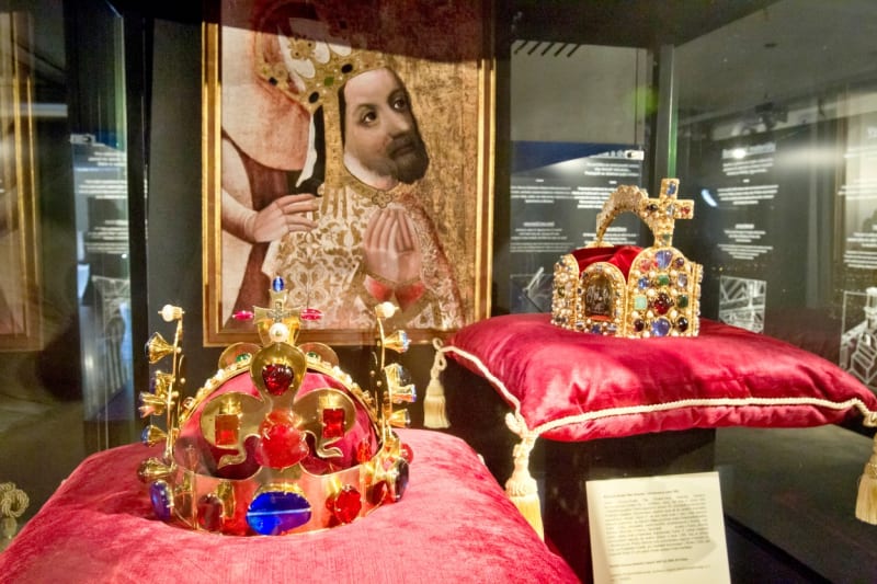 Do 30. října jsou v areálu Centra stavitelského dědictví NTM Plasy také vystaveny repliky korun Karla IV. zapůjčené od Galerie Středočeského kraje v Kutné Hoř