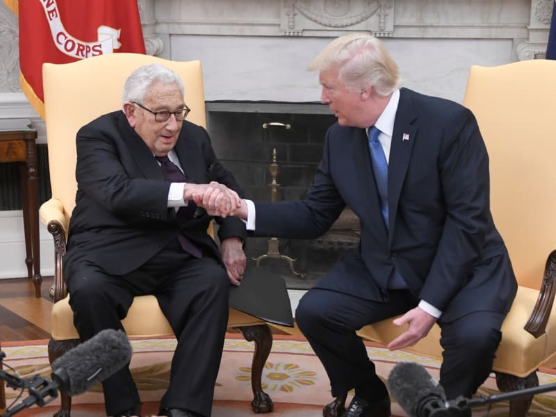Někdejší americký ministr zahraničí Henry Kissinger s bývalým prezidentem Donaldem Trumpem