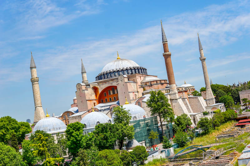 Pravděpodobně nejslavnější dominantou Istanbulu je stále chrám Hagia Sofia, který byl vystaven už v 6. století.