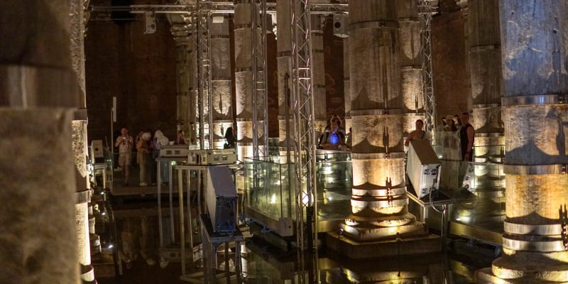 Jedním ze skrytých klenotů Istanbulu jsou historické vodní nádrže v podzemí. V některých probíhají i světelná show či koncerty.