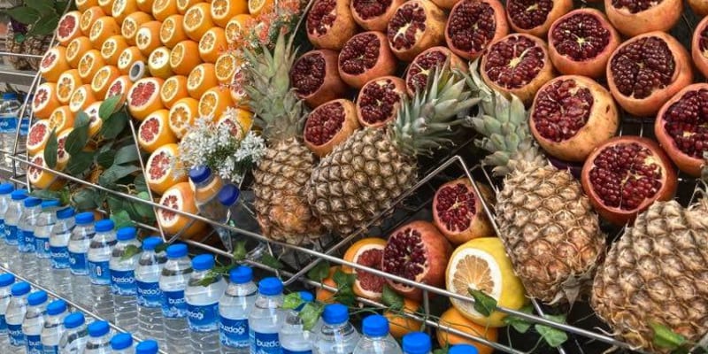 Prodejci v Istanbulu na mnoha místech nabízí čerstvě vymačkanou šťávu z různých druhů ovoce.
